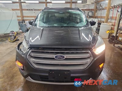 Piąte zdjęcie samochodu w środku: 2018 FORD ESCAPE SE VIN:1FMCU9GD1JUA23713 - miniatura