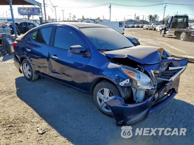 Czwarte zdjęcie samochodu z boku: 2018 NISSAN VERSA S VIN:3N1CN7AP2JL871444 - miniatura