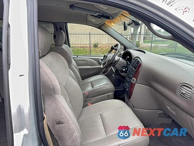 Piąte zdjęcie samochodu w środku: 2002 CHRYSLER TOWN & COUNTRY LIMITED VIN:2C8GP64L32R587917 - miniatura