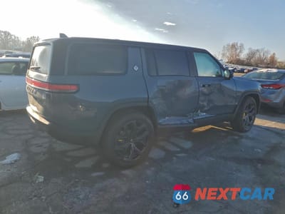 Trzecie zdjęcie samochodu z tyłu: 2026 RIVIAN R1S PREMIUM VIN:7PDSGBBP1TN081911 - miniatura