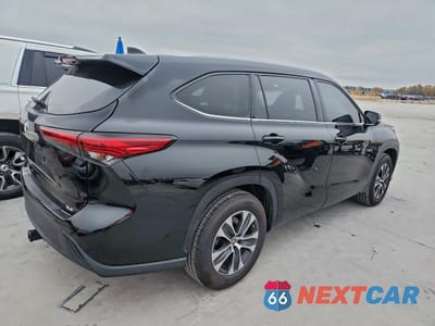 Trzecie zdjęcie samochodu z tyłu: 2022 TOYOTA HIGHLANDER XLE VIN:5TDGZRAHXNS555782 - miniatura