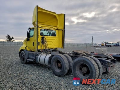 Trzecie zdjęcie samochodu z tyłu: 2018 INTERNATIONAL RH613 SEMI TRUCK VIN:3HSDWTZR9JN074438 - miniatura