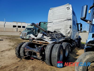 Czwarte zdjęcie samochodu z boku: 2024 VOLVO VNL SEMI TRUCK VIN:4V4NC9EJ8RN651254 - miniatura
