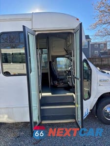 Czwarte zdjęcie samochodu z boku: 2014 FORD ECONOLINE E350 SUPER DUTY CUTAWAY VAN VIN:1FDEE3FL1EDA72850 - miniatura