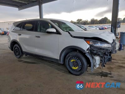 Czwarte zdjęcie samochodu z boku: 2020 KIA SORENTO S VIN:5XYPG4A57LG620399 - miniatura