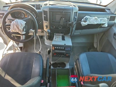 Zdjęcie 8 z 14 samochodu: 2017 MERCEDES-BENZ SPRINTER 2500 AMBULANCE VIN:WD3PE7CD0HP414755 - miniatura