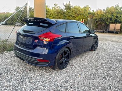 Czwarte zdjęcie samochodu z boku: 2016 FORD FOCUS ST VIN:1FADP3L96GL280045 - miniatura