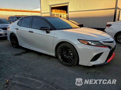 Czwarte zdjęcie samochodu z boku: 2018 TOYOTA CAMRY XSE VIN:4T1B61HK8JU141570 - miniatura