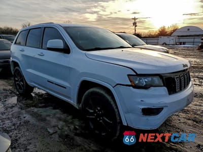 Czwarte zdjęcie samochodu z boku: 2017 JEEP GRAND CHEROKEE LAREDO VIN:1C4RJFAG6HC951834 - miniatura