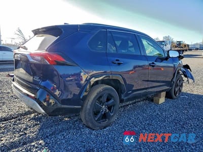 Trzecie zdjęcie samochodu z tyłu: 2021 TOYOTA RAV4 HYBRID XSE VIN:JTME6RFV5MJ009076 - miniatura