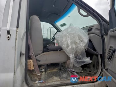 Piąte zdjęcie samochodu w środku: 2001 FORD F650 SUPER VIN:3FDNF65Y41MA02639 - miniatura