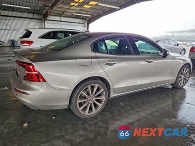 Trzecie zdjęcie samochodu z tyłu: 2020 VOLVO S60 T5 MOMENTUM VIN:7JR102FKXLG063855 - miniatura