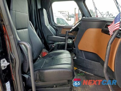 Piąte zdjęcie samochodu w środku: 2020 FREIGHTLINER CASCADIA 126 SEMI TRUCK VIN:3AKJHHDR5LSLR8259 - miniatura