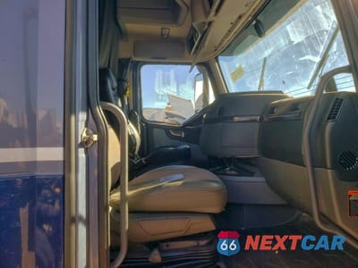 Piąte zdjęcie samochodu w środku: 2020 VOLVO VNL SEMI TRUCK VIN:4V4NC9EH6LN260298 - miniatura