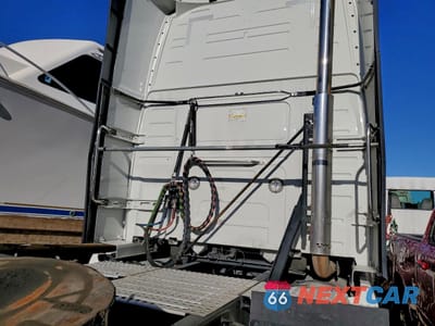 Zdjęcie 6 z 10 samochodu: 2023 VOLVO VNL SEMI TRUCK VIN:4V4NC9EJ1PN302935 - miniatura