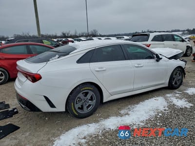 Trzecie zdjęcie samochodu z tyłu: 2023 KIA K5 LXS VIN:5XXG14J24PG205753 - miniatura