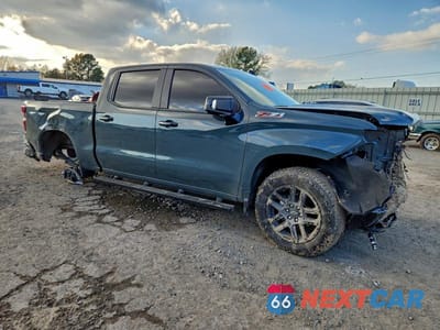 Czwarte zdjęcie samochodu z boku: 2026 CHEVROLET SILVERADO K1500 LT TRAIL BOSS VIN:3GCUKFEL0TG145251 - miniatura