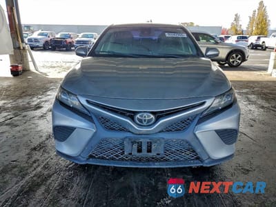 Piąte zdjęcie samochodu w środku: 2018 TOYOTA CAMRY SE VIN:4T1B11HK6JU110896 - miniatura