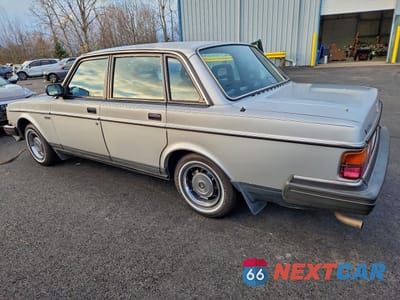 Drugie zdjęcie samochodu z przodu: 1990 VOLVO 240 DL VIN:YV1AA8241L1417927 - miniatura