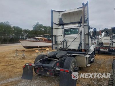 Czwarte zdjęcie samochodu z boku: 2017 VOLVO VNL SEMI TRUCK VIN:4V4N39TG5HN988079 - miniatura