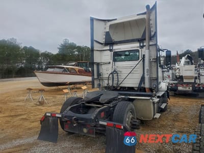 Czwarte zdjęcie samochodu z boku: 2017 VOLVO VNL SEMI TRUCK VIN:4V4N39TG5HN988079 - miniatura