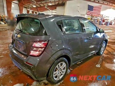 Trzecie zdjęcie samochodu z tyłu: 2020 CHEVROLET SONIC VIN:1G1JG6SB7L4116321 - miniatura