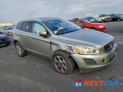 Czwarte zdjęcie samochodu z boku: 2013 VOLVO XC60 VIN:YV4940DZXD2414916 - miniatura