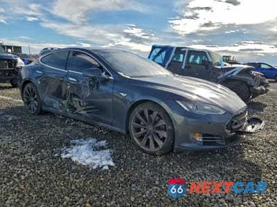 Czwarte zdjęcie samochodu z boku: 2015 TESLA MODEL S 85D VIN:5YJSA1H24FFP69371 - miniatura