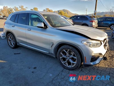 Czwarte zdjęcie samochodu z boku: 2021 BMW X3 XDRIVE30E VIN:5UXTS1C09M9H15211 - miniatura