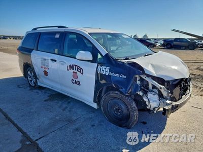 Czwarte zdjęcie samochodu z boku: 2018 TOYOTA SIENNA LE VIN:5TDKZ3DC4JS965706 - miniatura
