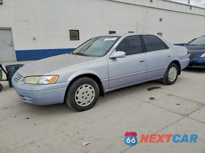 1998 TOYOTA CAMRY CE JT2BG22K7W0109619 - główne zdjęcie licytacji z USA - miniatura