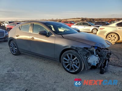 Czwarte zdjęcie samochodu z boku: 2023 MAZDA 3 PREFERRED VIN:JM1BPALM1P1611278 - miniatura