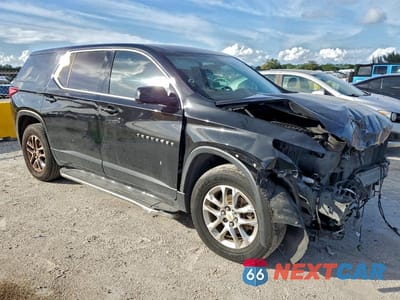 Czwarte zdjęcie samochodu z boku: 2020 CHEVROLET TRAVERSE LS VIN:1GNERFKW2LJ124373 - miniatura