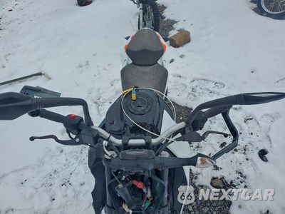 Piąte zdjęcie samochodu w środku: 2022 KTM 200 DUKE VIN:MD2JPC407NC034979 - miniatura