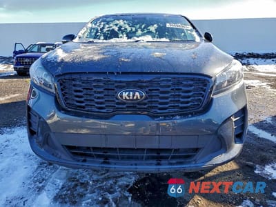 Piąte zdjęcie samochodu w środku: 2020 KIA SORENTO LX V6 VIN:5XYPG4A5XLG614189 - miniatura