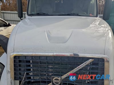 Zdjęcie 7 z 10 samochodu: 2006 VOLVO VNL SEMI TRUCK VIN:4V4NC9GHX6N420460 - miniatura