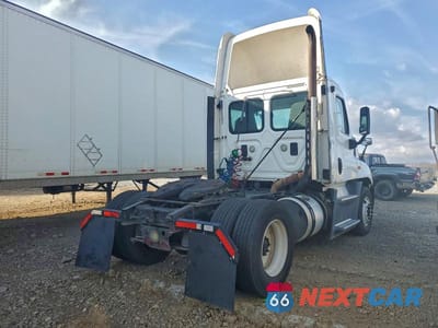 Czwarte zdjęcie samochodu z boku: 2015 FREIGHTLINER CASCADIA SEMI TRUCK VIN:1FUBGEDV5FLGH4750 - miniatura