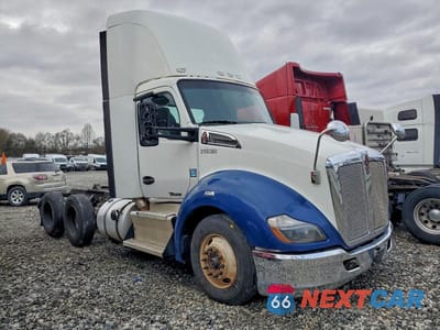 2015 KENWORTH T680 SEMI TRUCK 1XKYD49X7FJ452212 - główne zdjęcie licytacji z USA - miniatura