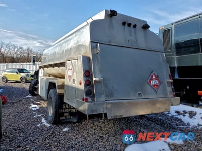 Trzecie zdjęcie samochodu z tyłu: 1995 INTERNATIONAL 4900 FUEL / LUBE TRUCK VIN:1HTSDAAN4SH633928 - miniatura
