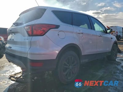 Trzecie zdjęcie samochodu z tyłu: 2019 FORD ESCAPE SE VIN:1FMCU9GD3KUC57644 - miniatura