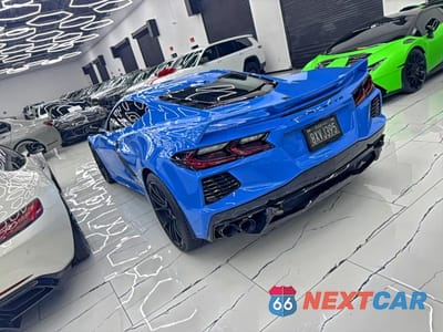 Trzecie zdjęcie samochodu z tyłu: 2021 CHEVROLET CORVETTE STINGRAY 2LT VIN:1G1YB2D43M5114260 - miniatura