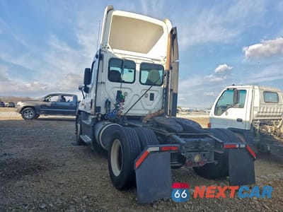 Trzecie zdjęcie samochodu z tyłu: 2015 FREIGHTLINER CASCADIA SEMI TRUCK VIN:1FUBGEDV5FLGH4750 - miniatura
