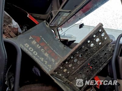 Piąte zdjęcie samochodu w środku: 2014 VOLVO VNL SEMI TRUCK VIN:4V4NC9EH7EN153263 - miniatura