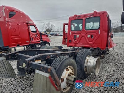 Czwarte zdjęcie samochodu z boku: 2015 FREIGHTLINER CASCADIA TRUCK CAB AND CHASSIS VIN:3AKJGEDV6FSGJ6926 - miniatura
