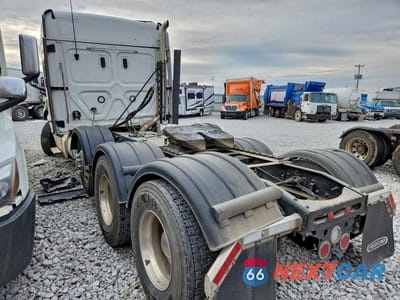 Trzecie zdjęcie samochodu z tyłu: 2025 FREIGHTLINER CASCADIA 126 SEMI TRUCK VIN:3AKNHHDV6SSWC1367 - miniatura
