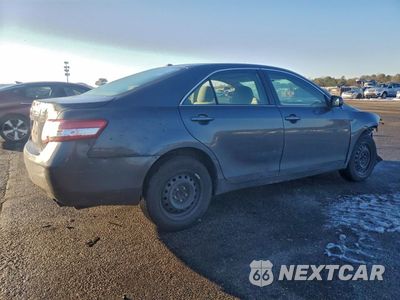 Trzecie zdjęcie samochodu z tyłu: 2010 TOYOTA CAMRY BASE VIN:4T1BF3EK6AU033495 - miniatura