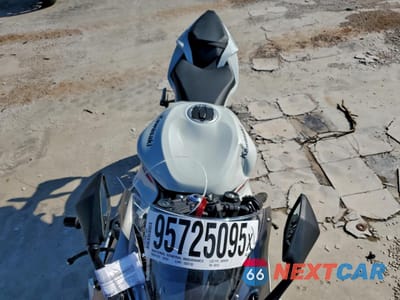 Piąte zdjęcie samochodu w środku: 2025 KAWASAKI ZX636 K VIN:JKBZXJK16SA008962 - miniatura