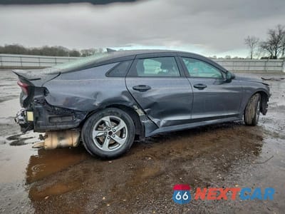 Trzecie zdjęcie samochodu z tyłu: 2021 KIA K5 LXS VIN:5XXG14J20MG061954 - miniatura