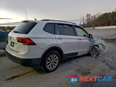 Trzecie zdjęcie samochodu z tyłu: 2020 VOLKSWAGEN TIGUAN S VIN:3VV1B7AX8LM154610 - miniatura