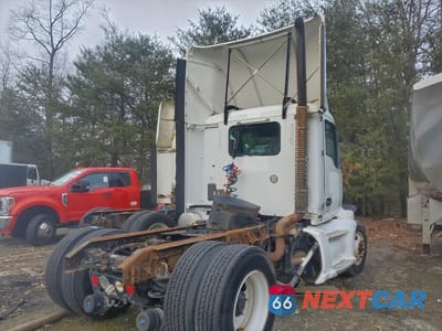 Czwarte zdjęcie samochodu z boku: 2014 KENWORTH T680 SEMI TRUCK VIN:1XKYA48X6EJ403110 - miniatura